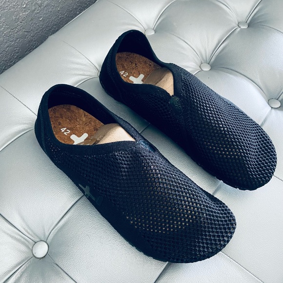 NEW! OTZ Shoes Black Mesh Cork Insole Slip-ons Espadrilles - Picture 2 of 6